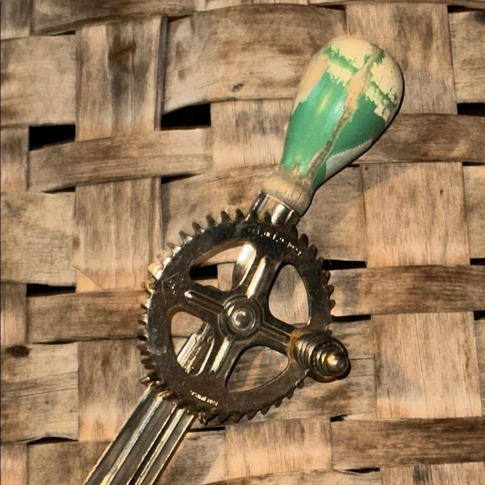 Vintage Handheld Egg Beater with Green Handle - Picture 2 of 6